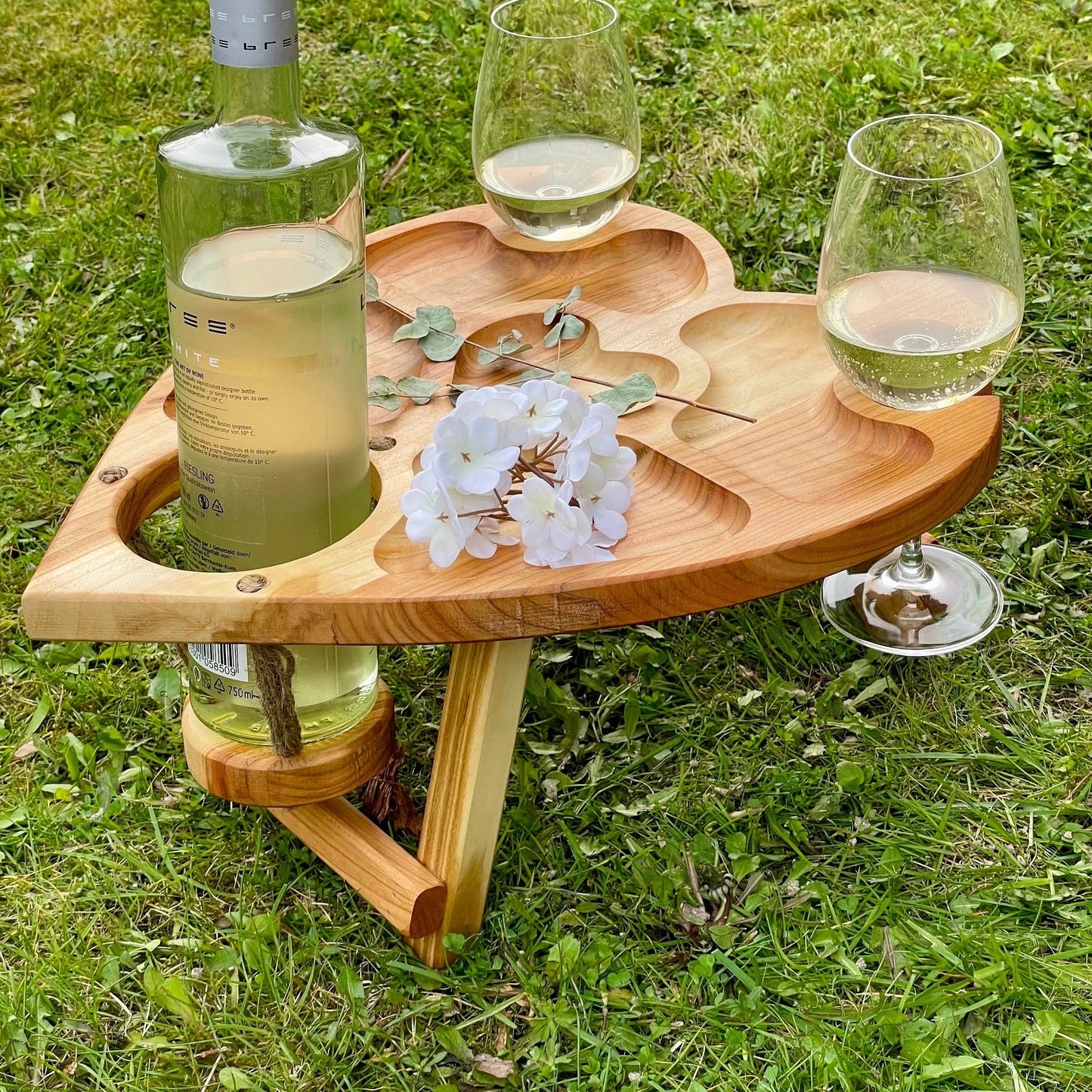 Herzförmiger Weintisch aus Kirschbaumholz – Klappbarer Picknicktisch & Serviertablett für Zwei