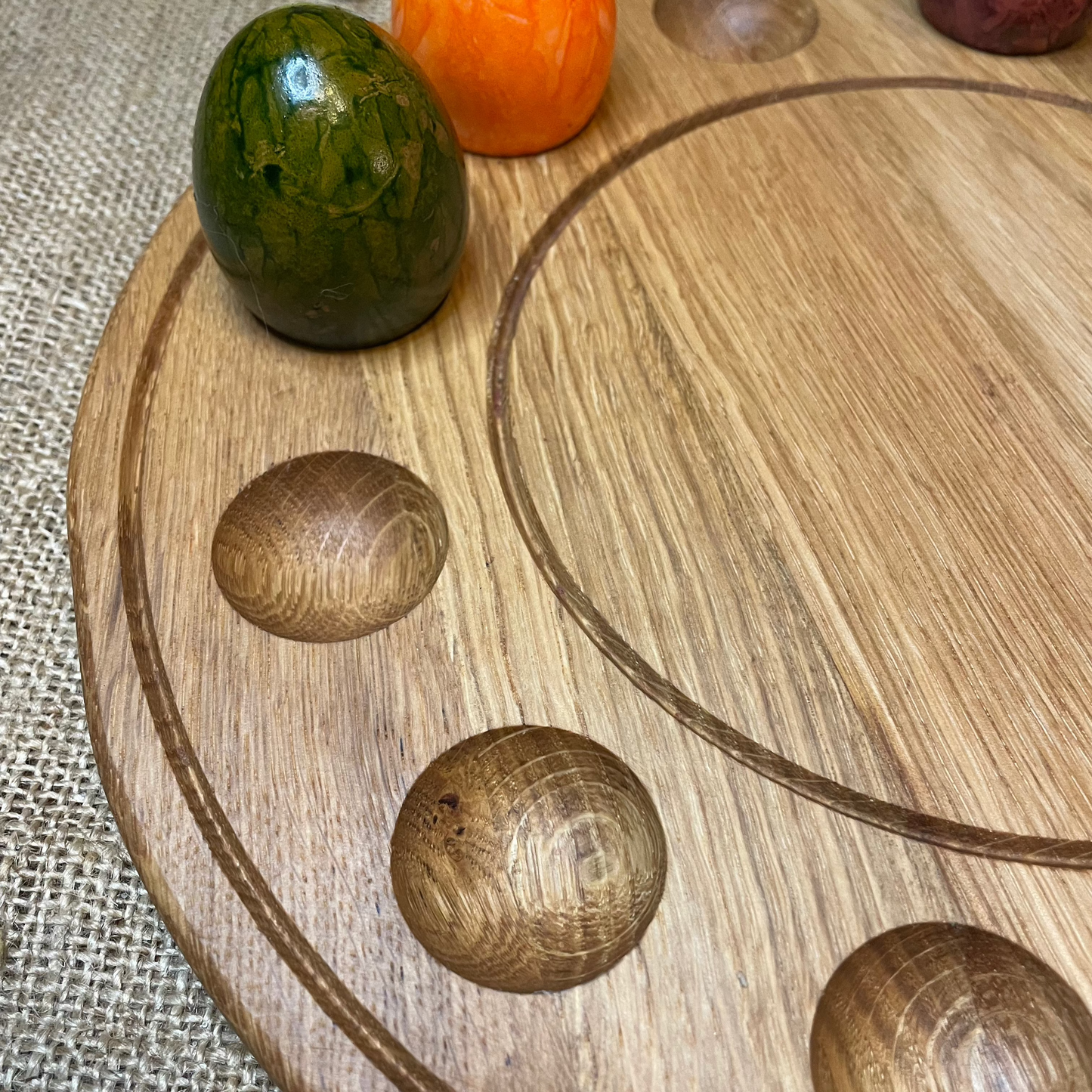 Eierplatte aus Eichenholz – Eierteller für 12 Eier mit zentraler Kuchenmulde (Ø 30 cm)