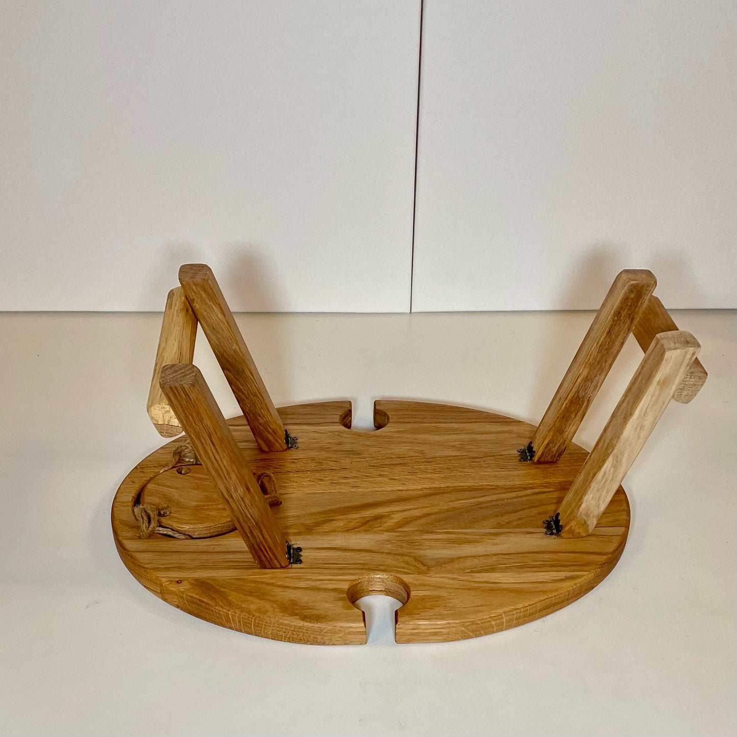Ovaler Klappbarer Weintisch aus Eichenholz – Für Picknick, Couch & Weinliebhaber