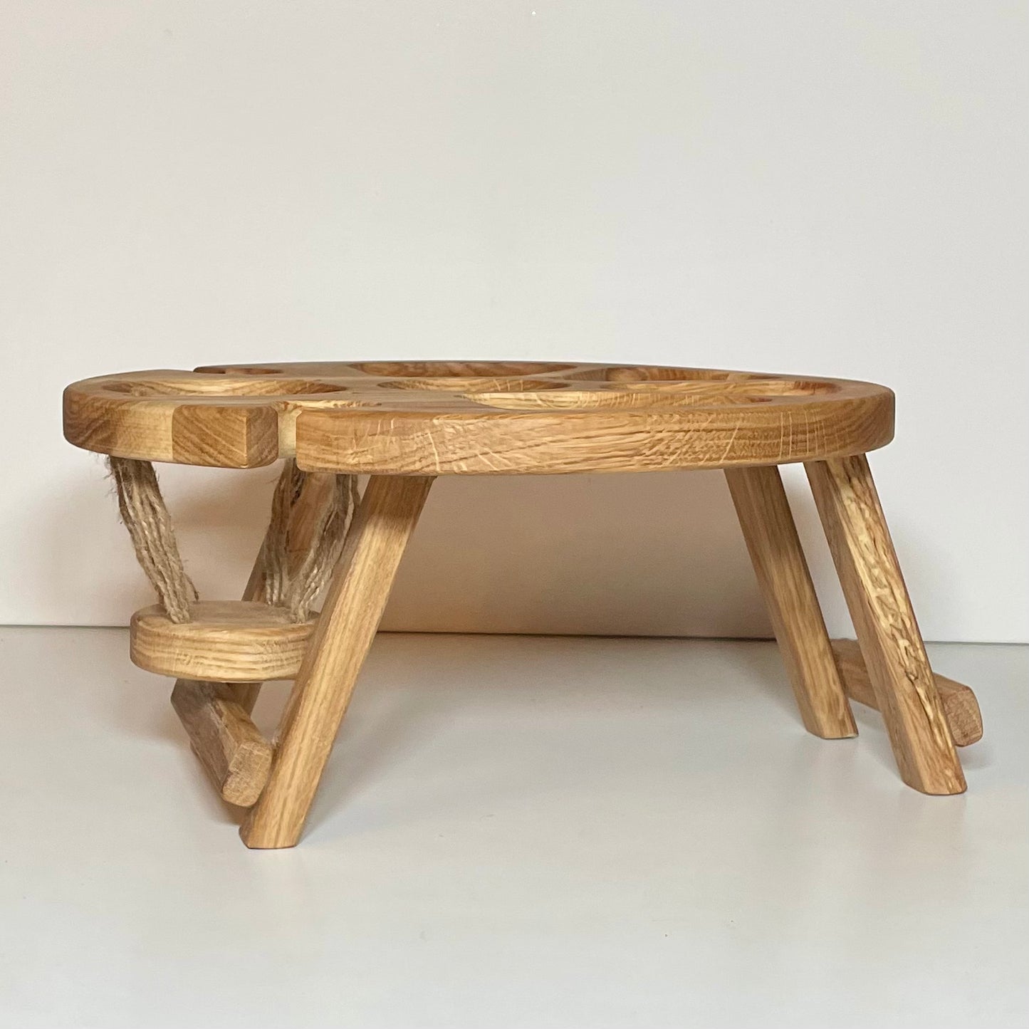 Personalisierter Klappbarer Weintisch aus Eichenholz – Perfekt für Picknick, Garten & Couch