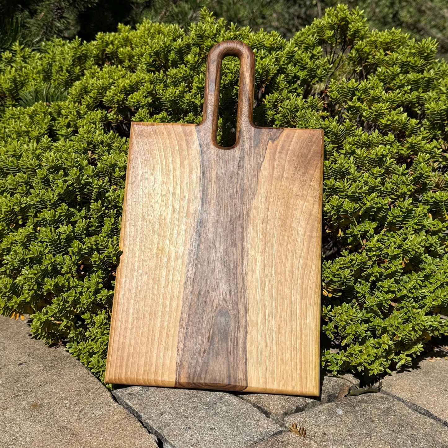 Charcuterie Brett aus Nussbaum – Servierbrett & Schneidebrett aus Holz – Handgemachtes Weihnachtsgeschenk, Käseplatte & Brotzeitbrett für Genießer