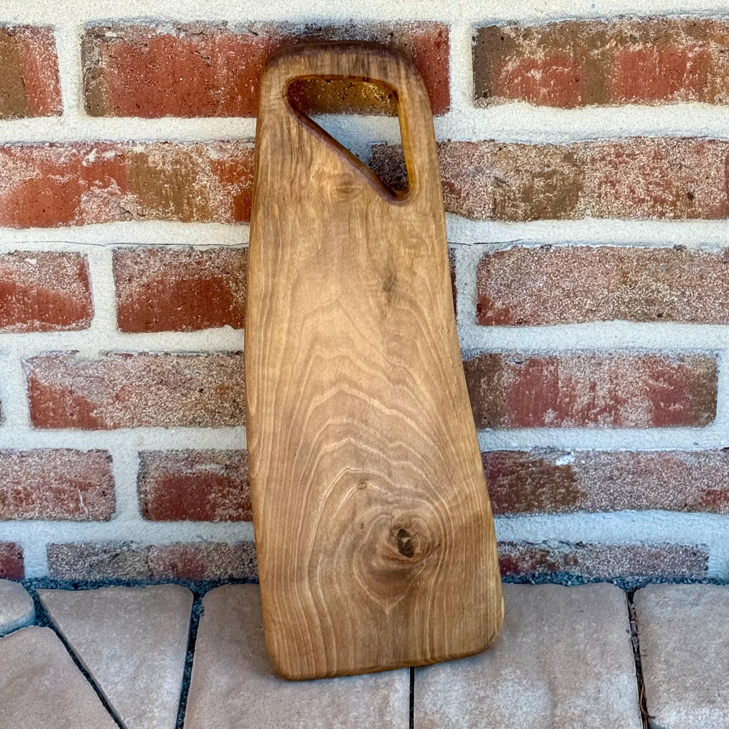 Charcuterie Brett aus Nussbaum – Servierbrett & Schneidebrett aus Holz – Handgemachtes Weihnachtsgeschenk, Käseplatte & Brotzeitbrett für Genießer