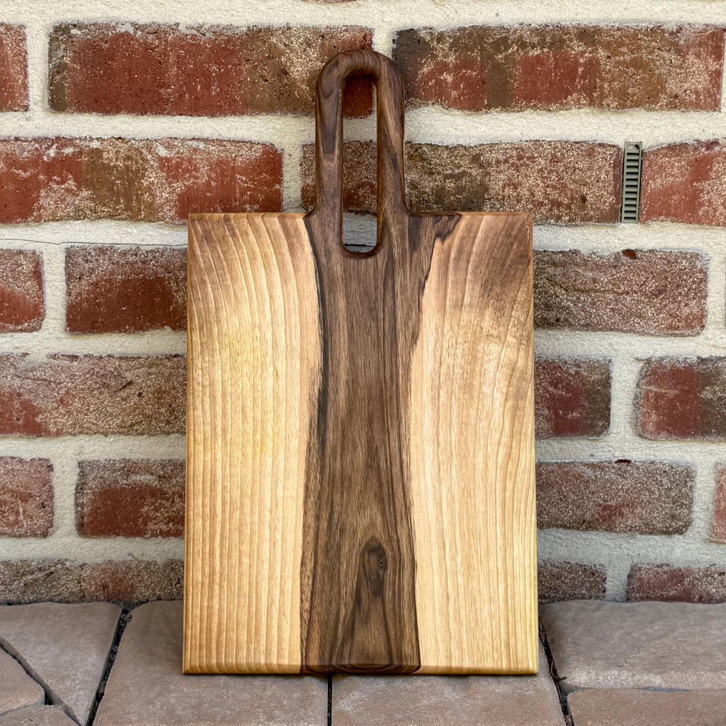 Charcuterie Brett aus Nussbaum – Servierbrett & Schneidebrett aus Holz – Handgemachtes Weihnachtsgeschenk, Käseplatte & Brotzeitbrett für Genießer