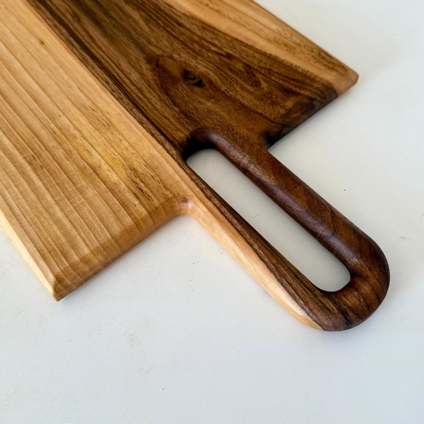Charcuterie Brett aus Nussbaum – Servierbrett & Schneidebrett aus Holz – Handgemachtes Weihnachtsgeschenk, Käseplatte & Brotzeitbrett für Genießer