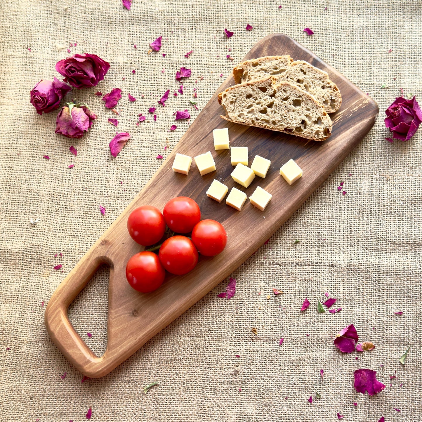 Charcuterie Brett aus Nussbaum – Servierbrett & Schneidebrett aus Holz – Handgemachtes Weihnachtsgeschenk, Käseplatte & Brotzeitbrett für Genießer