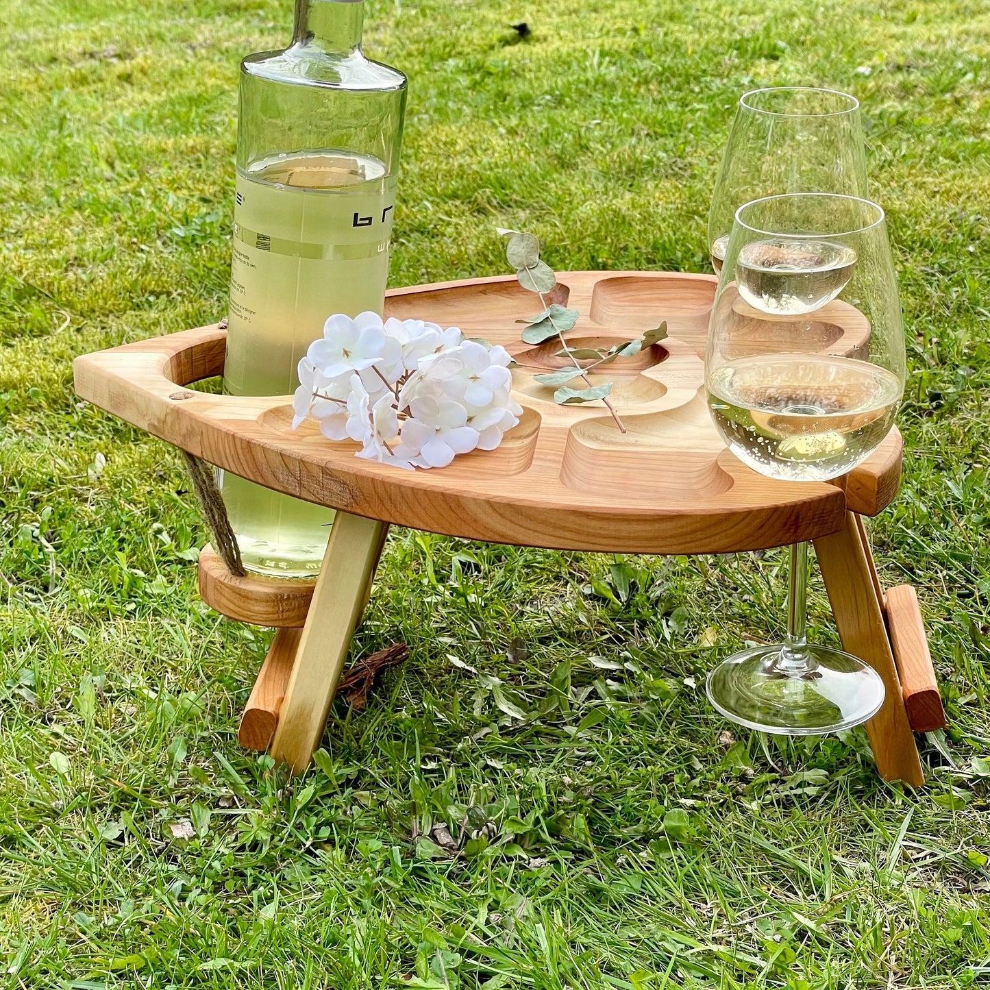 Herzförmiger Weintisch aus Kirschbaumholz – Klappbarer Picknicktisch & Serviertablett für Zwei