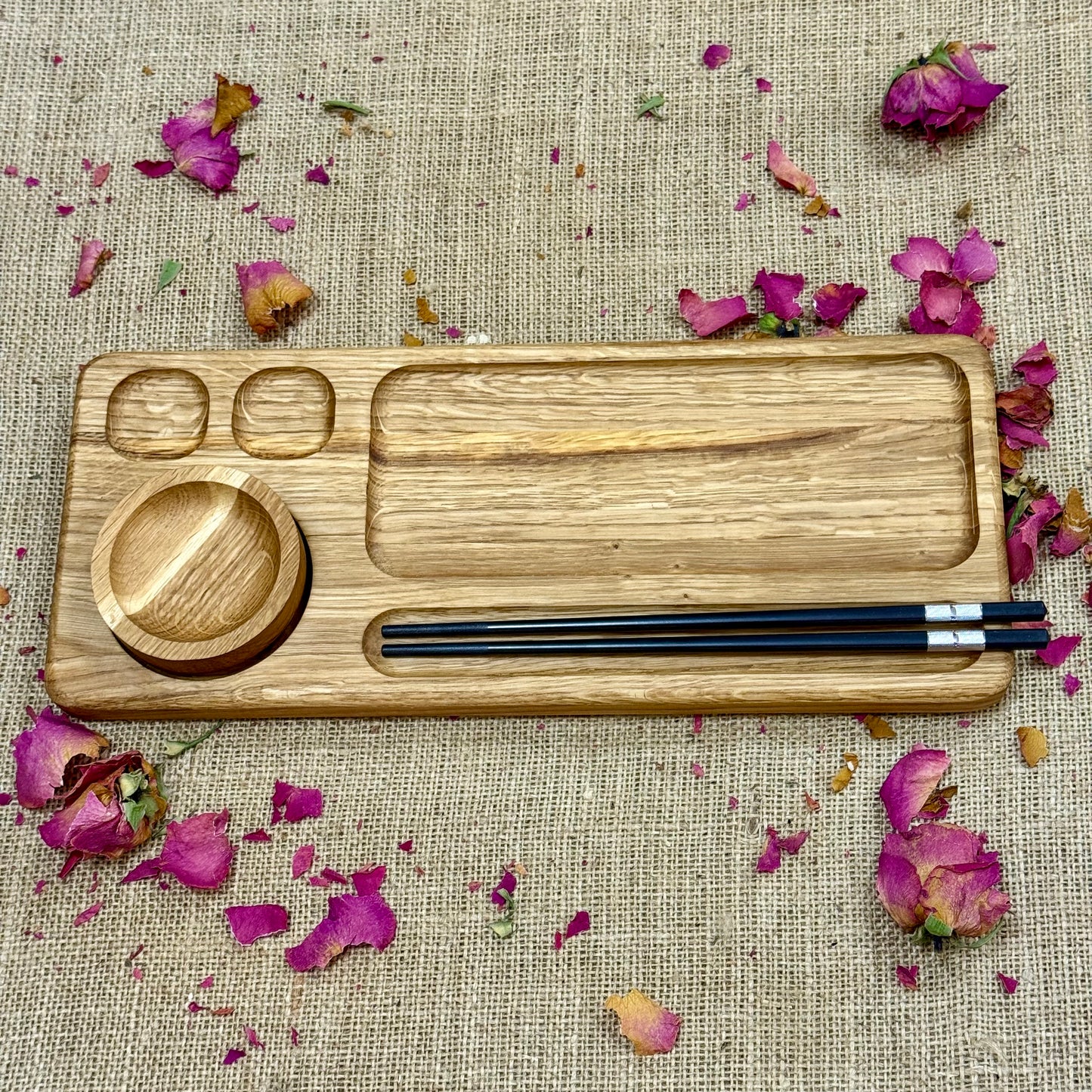 Sushi-Brett aus Eichenholz – Elegantes Servierbrett mit Schälchen & Stäbchen