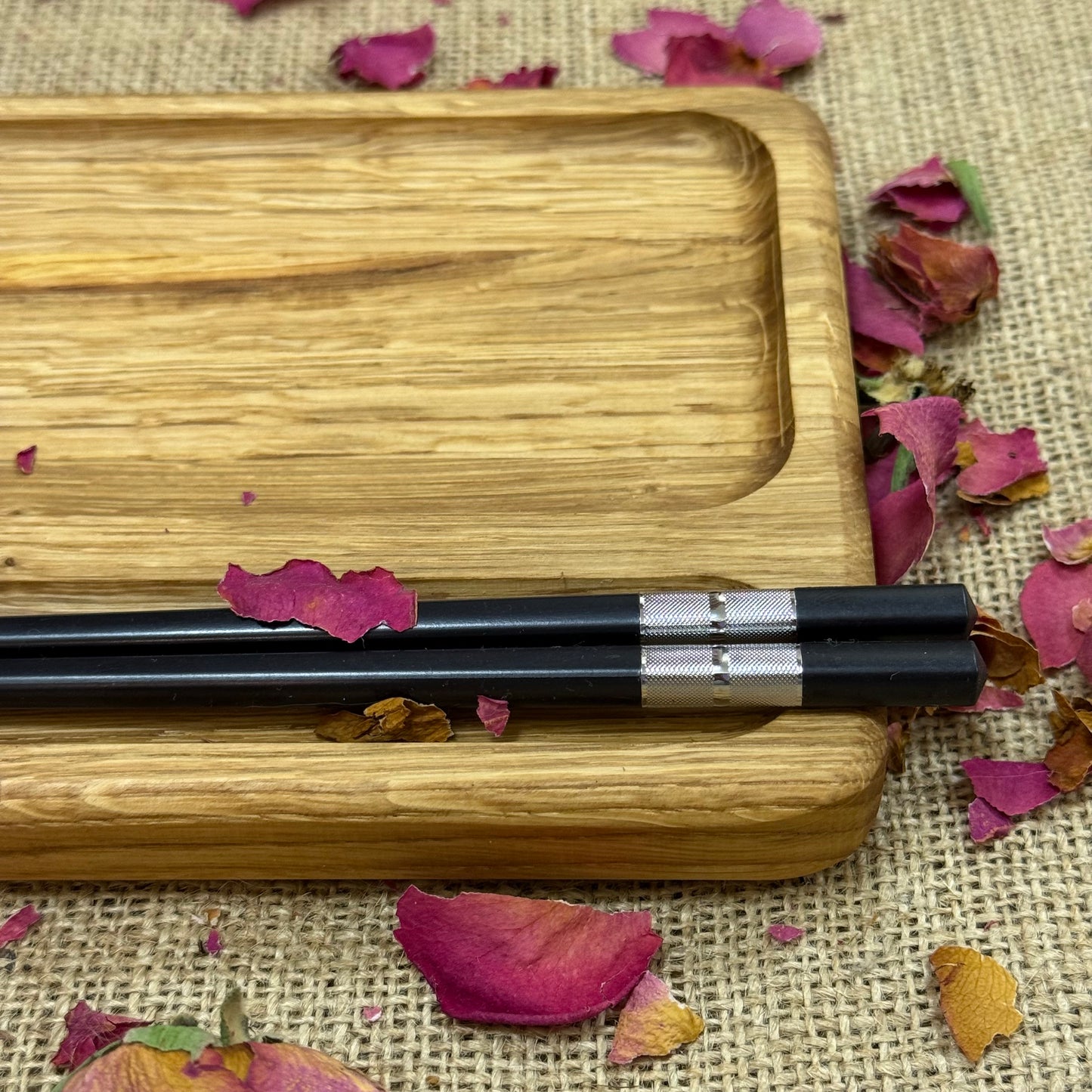 Sushi-Brett aus Eichenholz – Elegantes Servierbrett mit Schälchen & Stäbchen