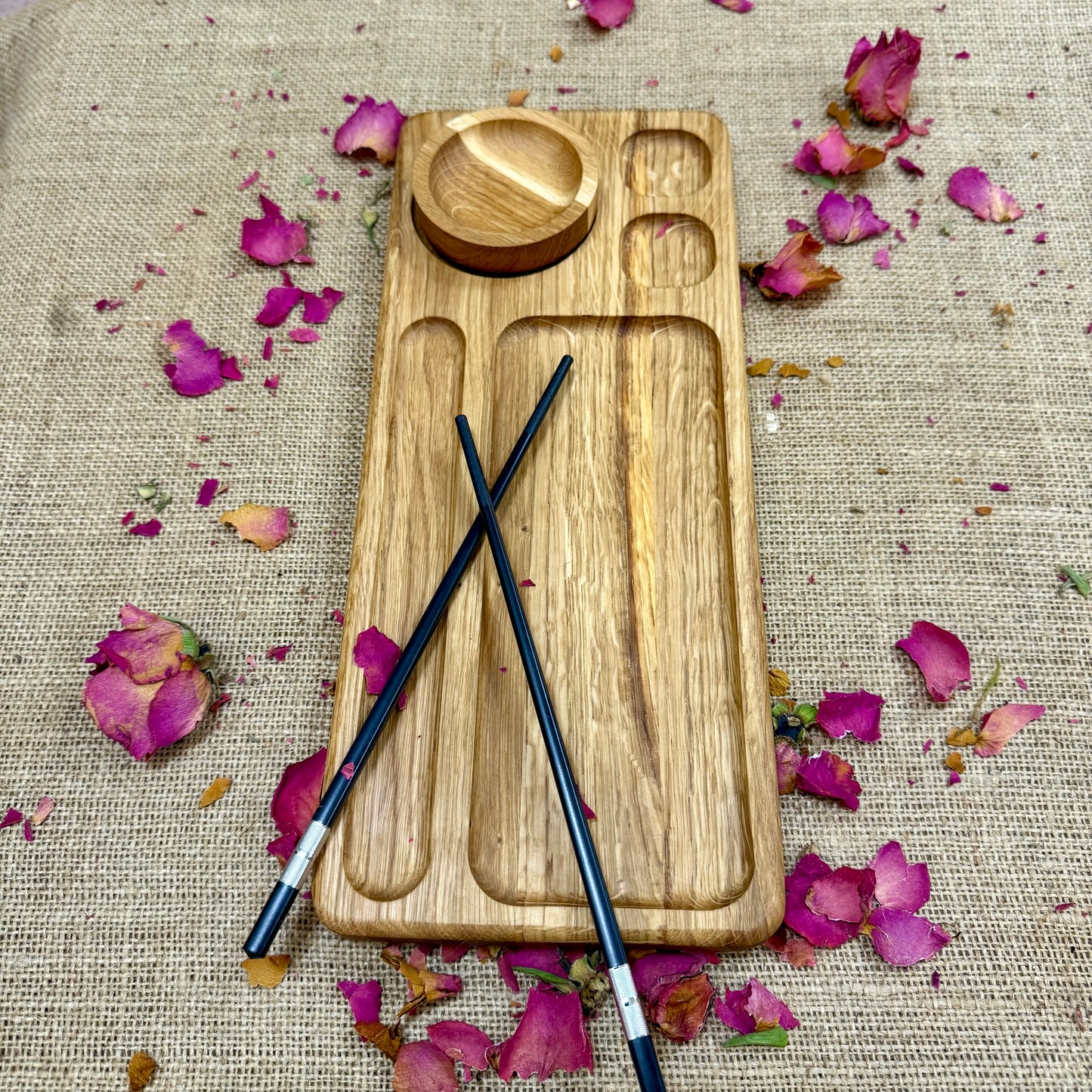 Sushi-Brett aus Eichenholz – Elegantes Servierbrett mit Schälchen & Stäbchen