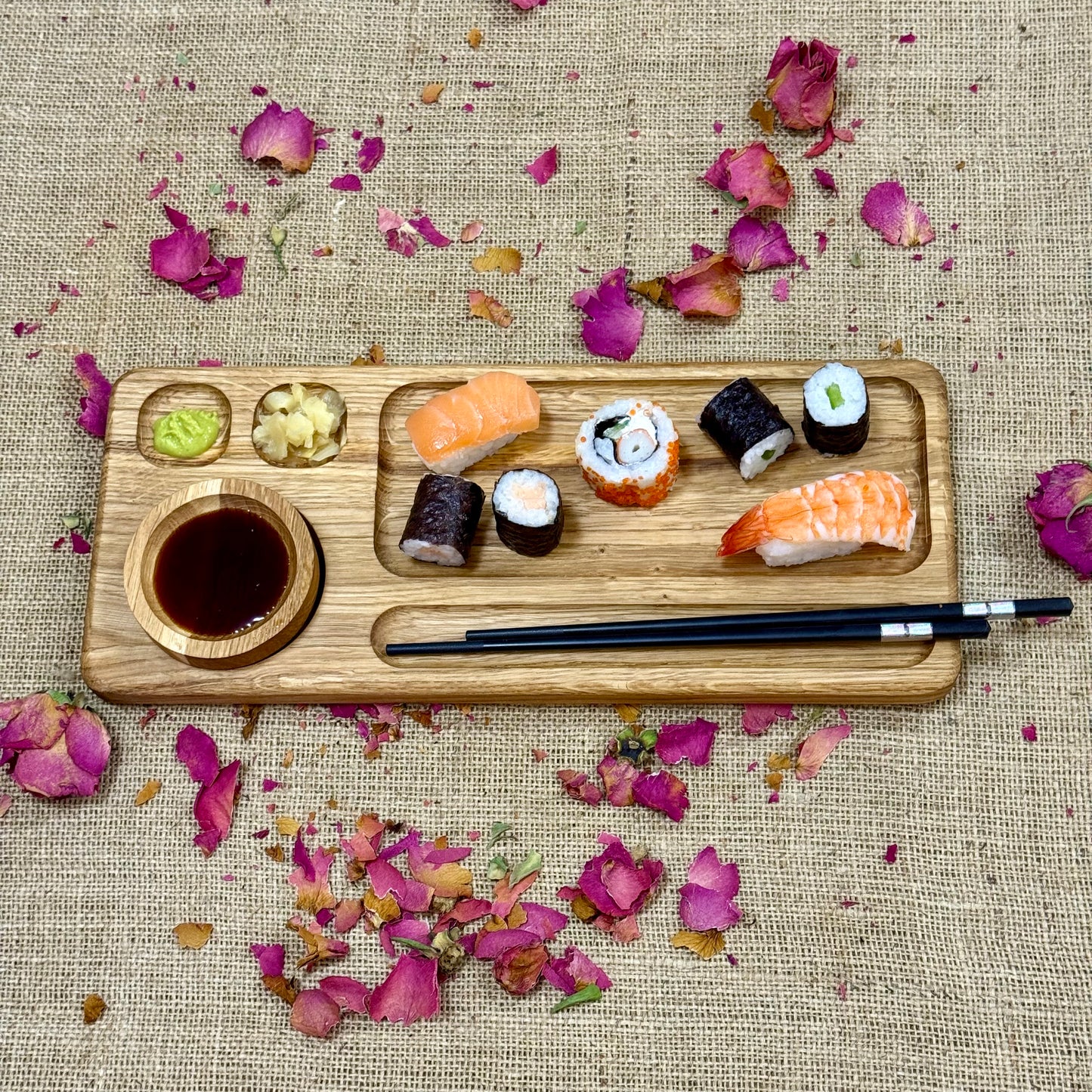 Sushi-Brett aus Eichenholz – Elegantes Servierbrett mit Schälchen & Stäbchen