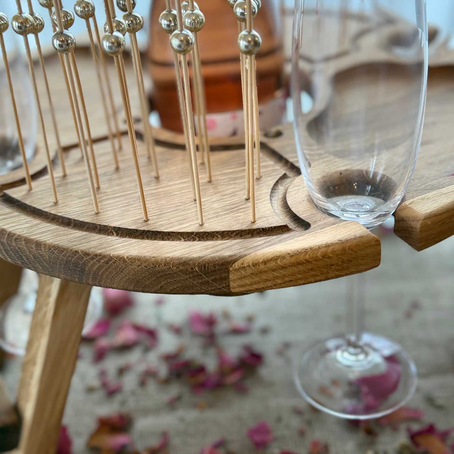 Multifunktionaler Weintisch & Cocktailtisch aus Eichenholz – Klappbares Serviertablett mit Cocktailspießen