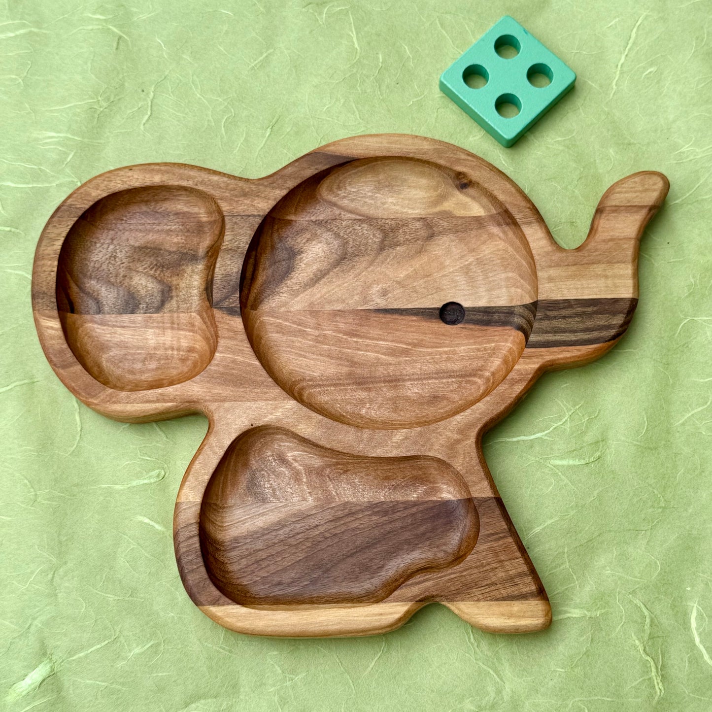 Kinderteller aus Walnussholz – Tierform, Holzteller mit Trennwand, Montessori Geschirr Kinder, Frühstücksteller Kinder, handmade wooden plate