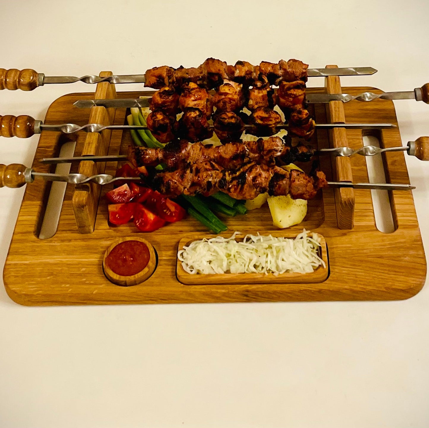 Schaschlikbrett aus Eichenholz – Mit Soßenschale & Zwiebelbrett, perfektes Grill-Geschenk