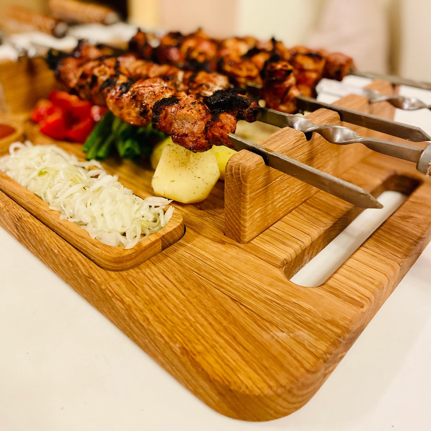 Schaschlikbrett aus Eichenholz – Mit Soßenschale & Zwiebelbrett, perfektes Grill-Geschenk
