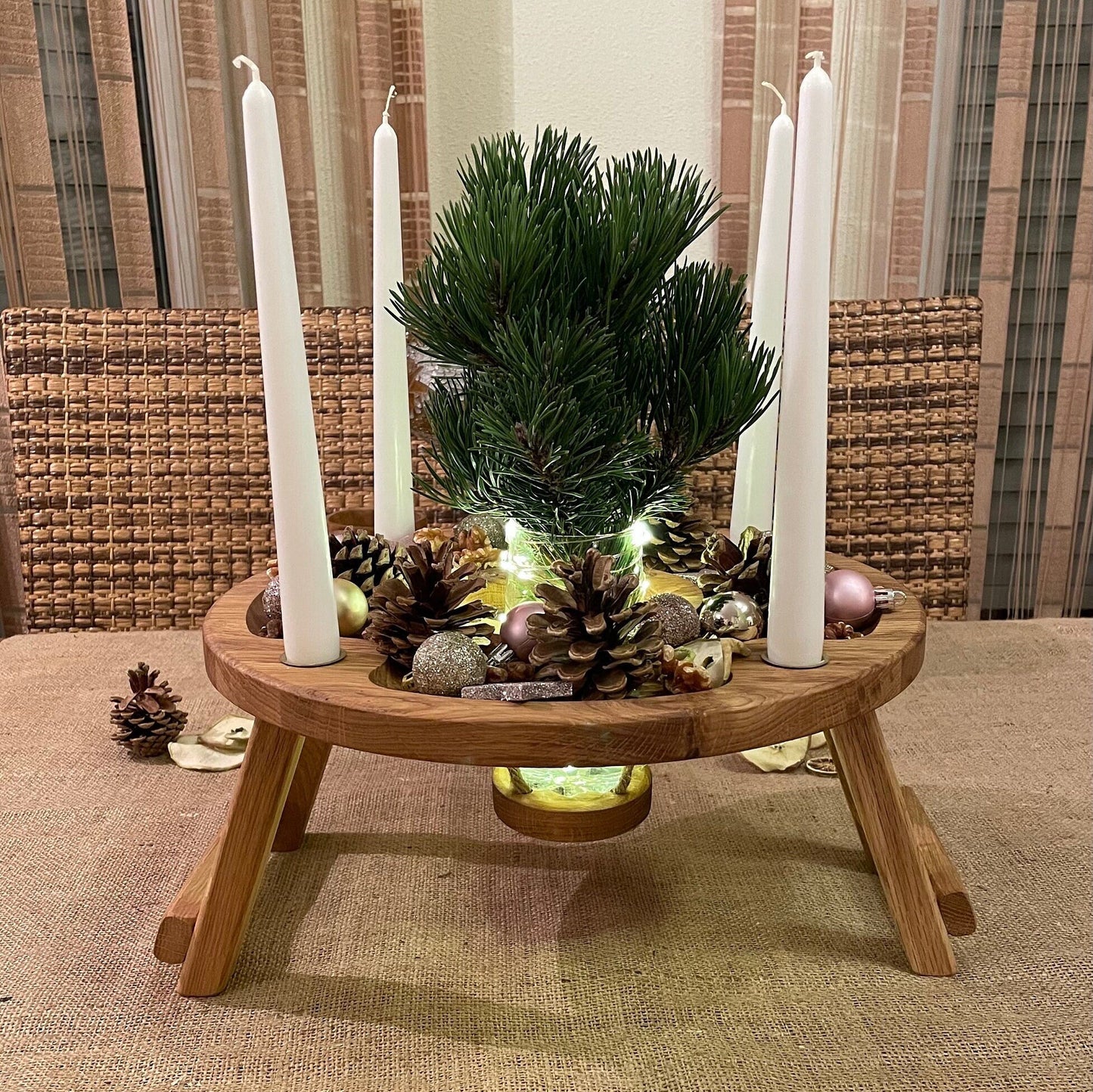Kreativer Adventskranz aus Eichenholz – Klappbarer Holztisch & Serviertablett für Ihre Weihnachtsdekoration