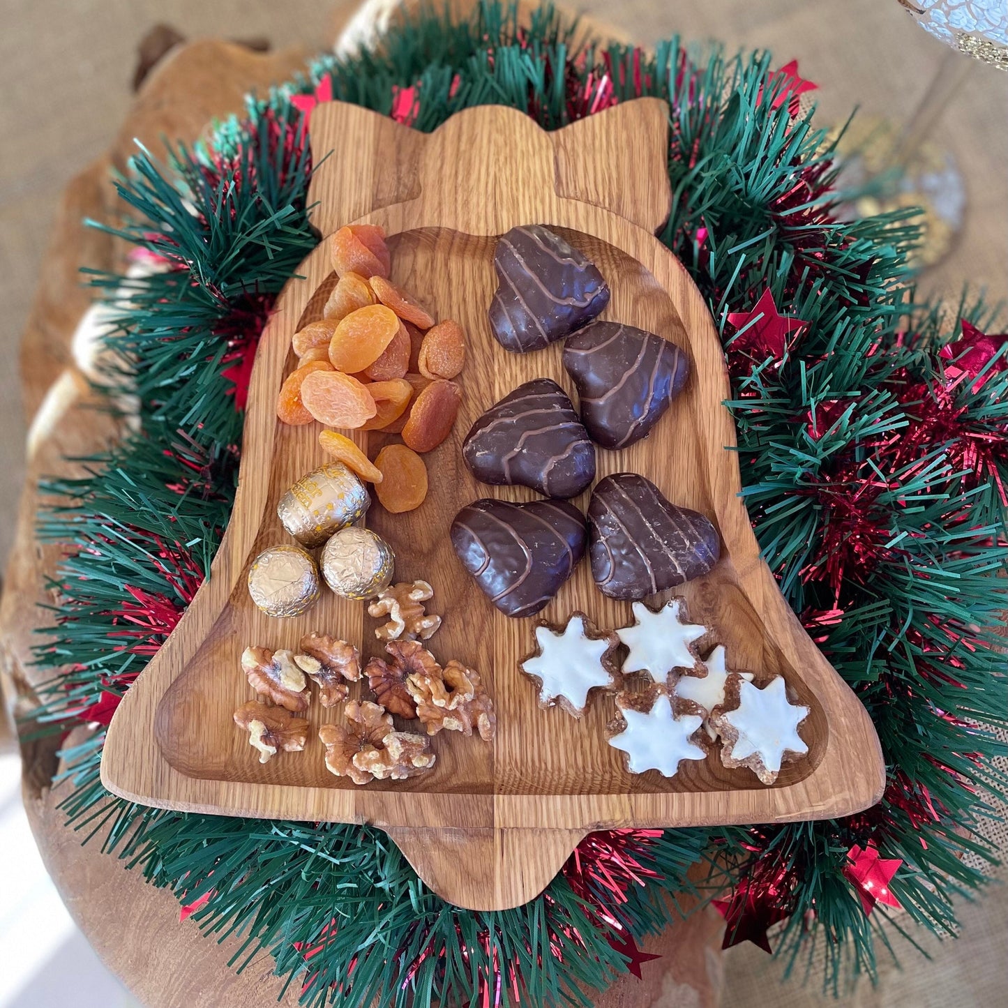 Weihnachtliches Holzbrett in Glockenform aus Eichenholz – Festliche Dekoration & Servierbrett