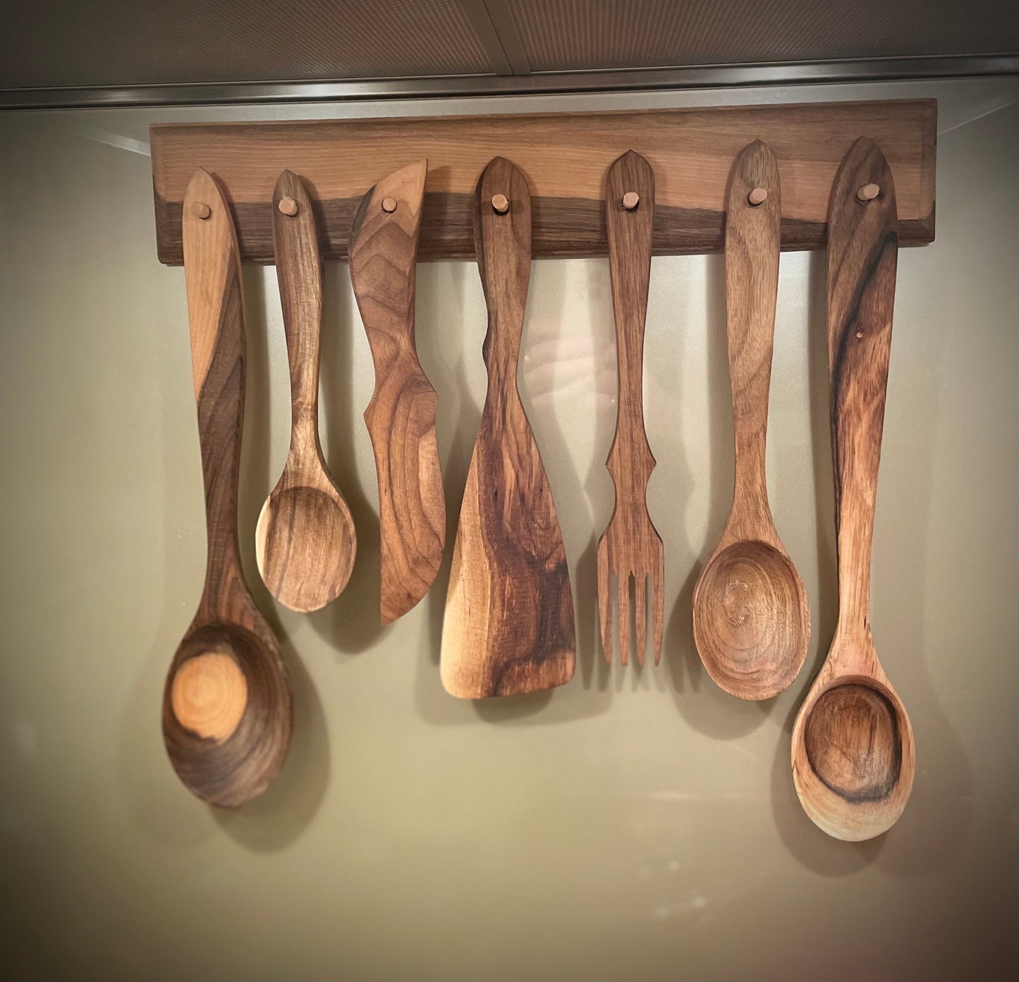 Nachhaltiges Küchen-Set aus Holz mit Wandhalterung – Umweltfreundlich & dekorativ