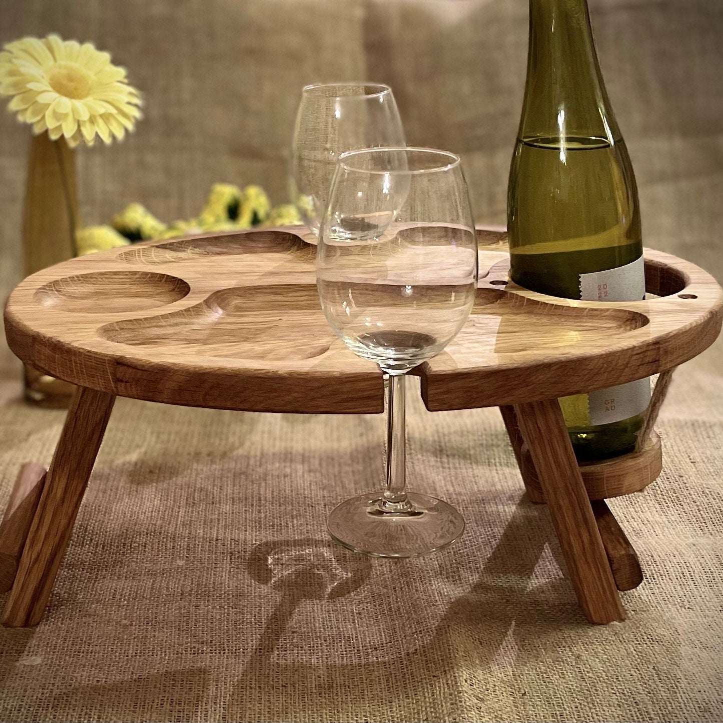 Ovaler Klappbarer Weintisch aus Eichenholz – Für Picknick, Couch & Weinliebhaber