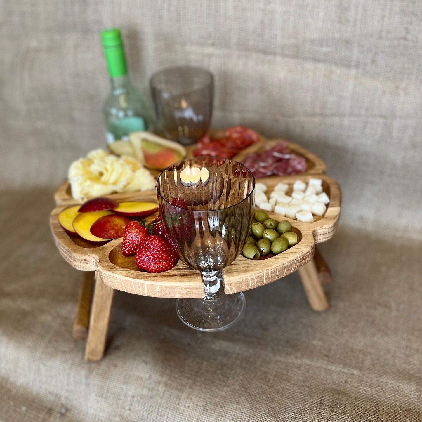 Weintisch, Picknicktisch „Kamille“, Serviertablett aus Eichenholz ø35cm Klapptisch für Snacks, Antipasti, Wein, Geschenk Geburtstag Hochzeit