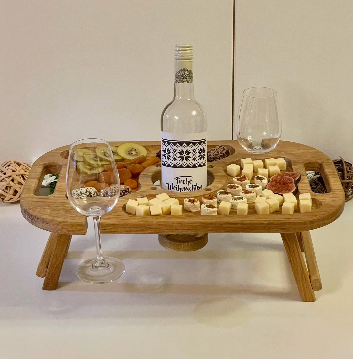 Weintisch, Picknicktisch mit Weinflaschenetikett, Eiche, Fingerfood Tablett, Käse, Wein, Snacks, Antipastiplatte, Geschenk für Weinliebhaber