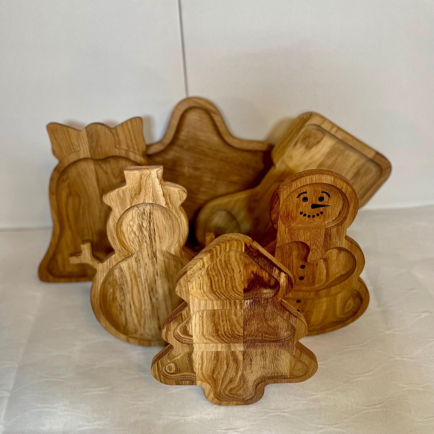 Festliche Holzteller aus Eichenholz – Weihnachtsdeko in Stern-, Glocken-, Socke-, Schneemann- & Tannenbaumform