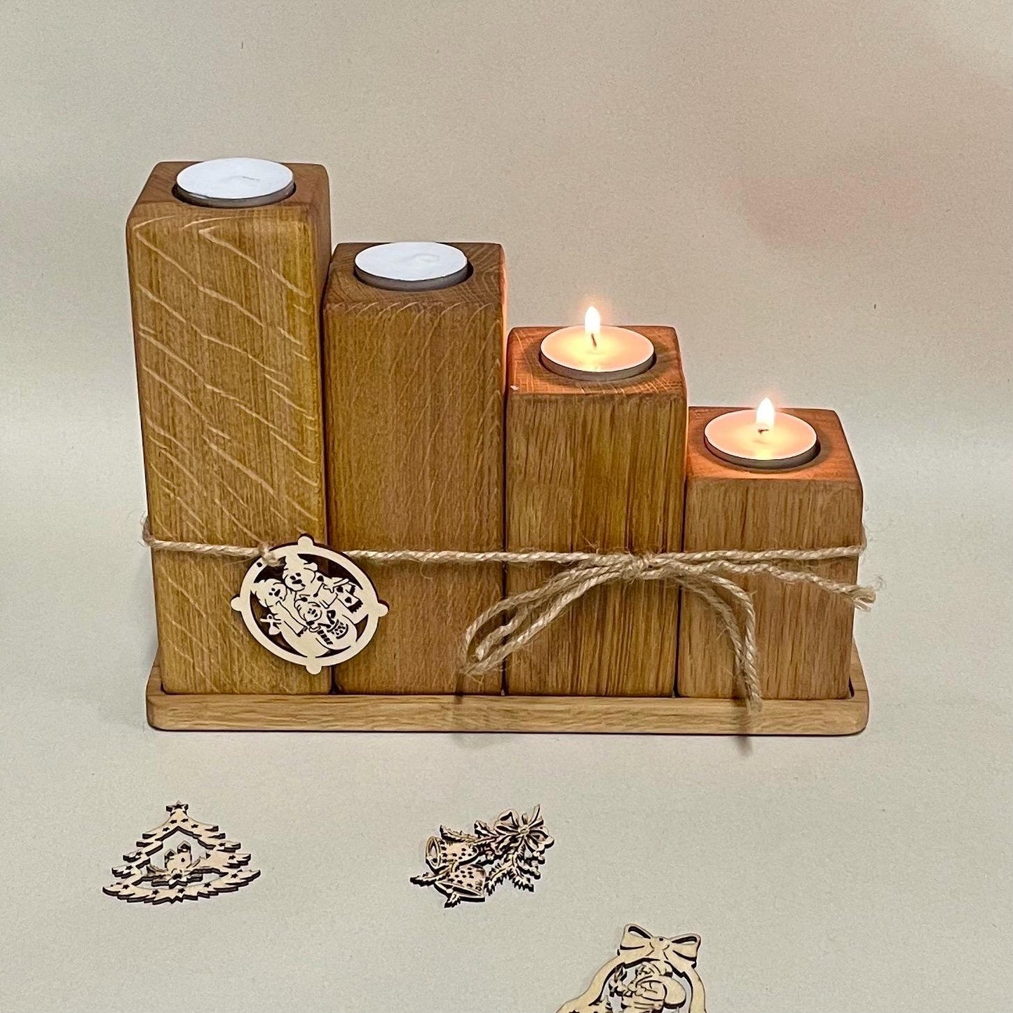 Moderner Adventskranz aus Eichenholz – 4er-Kerzenhalter mit Unterbrett im skandinavischen Stil