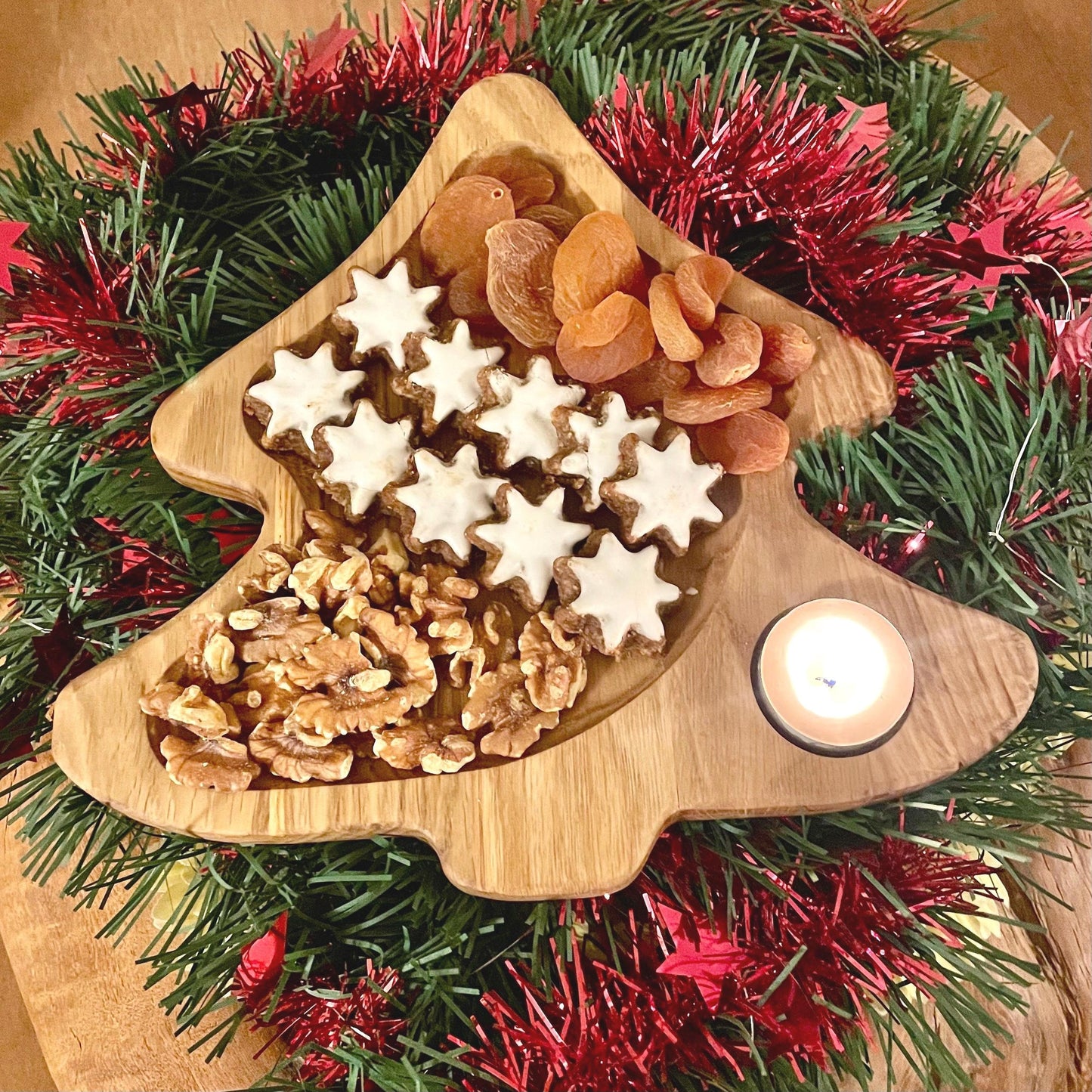 Holzteller in Tannenbaumform aus Eichenholz – Weihnachtliches Servierbrett & Deko-Highlight