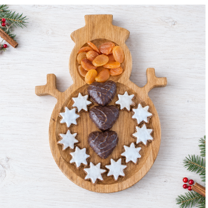 Holzteller Schneemann-Servierbrett aus Eichenholz mit praktischen Fächern. Ideal für Plätzchen, Nüsse, Pralinen, Käse und Weihnachtssnacks.