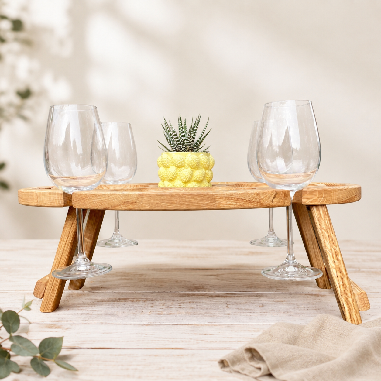 Klappbarer Weintisch für 4 Gläser aus Eiche – Picknicktisch mit Snackfächern und optionaler Gravur