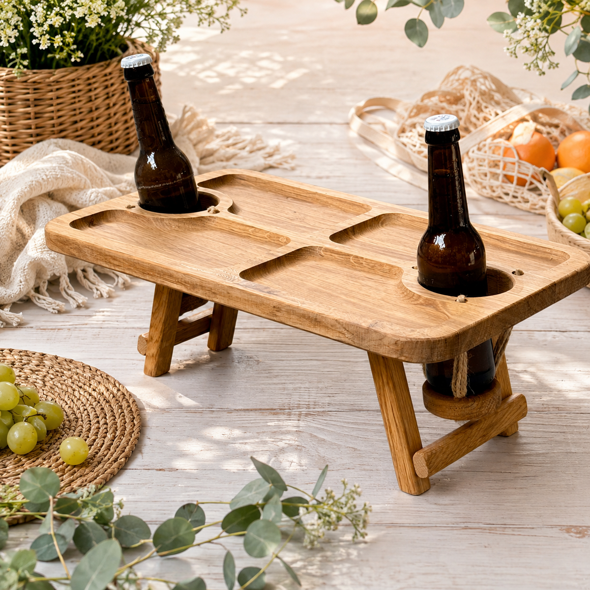 Biertisch, Campingtisch aus Eichenholz klappbar – mit 2 Flaschenhaltern und Snackfächern