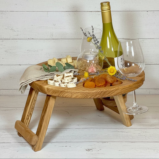 Klappbarer Weintisch aus Eichenholz für Zwei – Picknicktisch für 2 Weingläser, Geschenk für Paare & Weinliebhaber