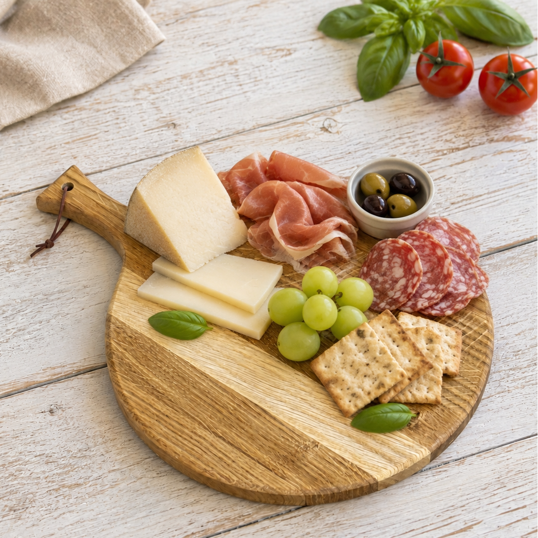 Rundes Pizzabrett aus Massivholz mit Griff – Schneidebrett & Servierbrett, optional mit Gravur