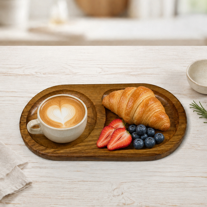 Eichenholz-Frühstücksbrett mit zwei Fächern, Cappuccino, Croissant und Beeren