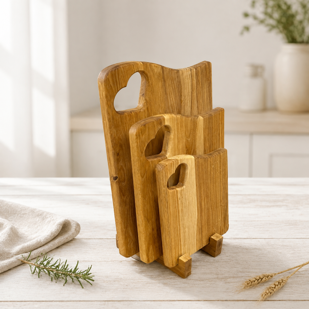 Schneidebrett-Set aus Eiche mit Halter – 3 massive Holzbretter mit Herzgriff | Servier- & Frühstücksbretter