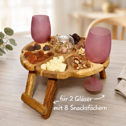 Klappbarer Wein- und Snacktisch aus massivem Eichenholz mit Glashalterungen für zwei oder vier Personen geeignet.