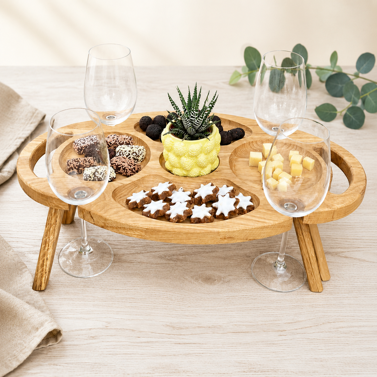Klappbarer Weintisch für 4 Gläser aus Eiche – Picknicktisch mit Snackfächern und optionaler Gravur