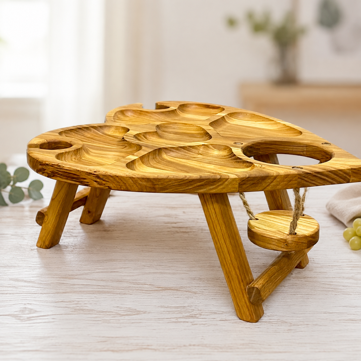 Herz-Weintisch für 2 – klappbarer Picknicktisch aus Eiche oder Kirschbaum mit Glashaltern und Wunschgravur