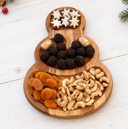 Holzteller Schneemann-Servierbrett aus Eichenholz mit praktischen Fächern. Ideal für Plätzchen, Nüsse, Pralinen, Käse und Weihnachtssnacks.