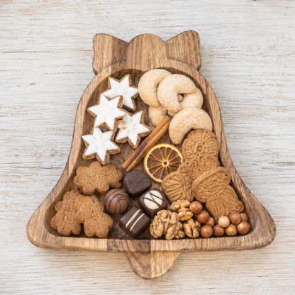 Weihnachtsplatte Glocke aus Eichenholz – Servierbrett & Adventsdeko für Plätzchen, Kerzen und Zapfen