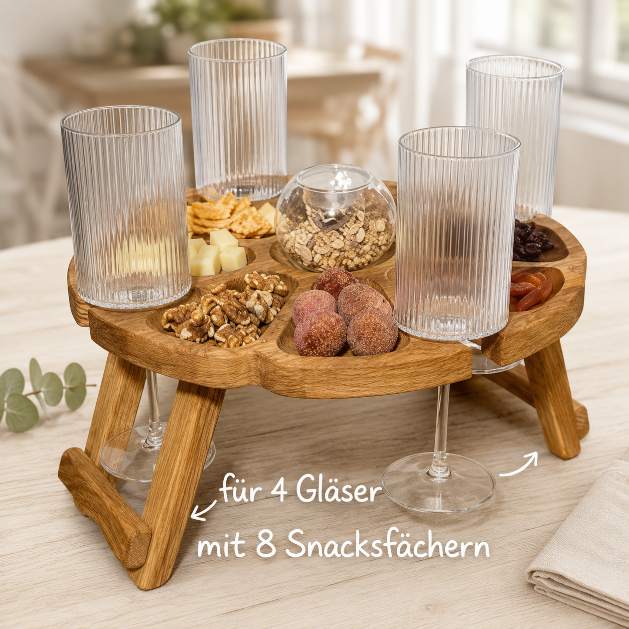 Klappbarer Wein- und Snacktisch aus massivem Eichenholz mit Glashalterungen für zwei oder vier Personen geeignet.