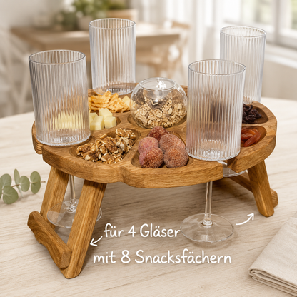 Klappbarer Wein- und Snacktisch aus massivem Eichenholz mit Glashalterungen für zwei oder vier Personen geeignet.