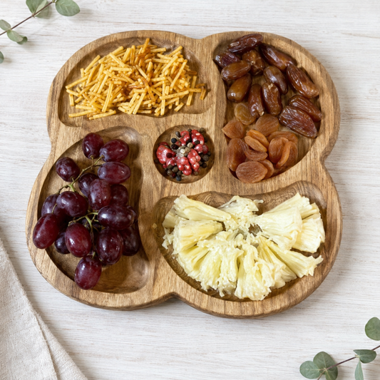 Holzteller, Servierplatte aus Eiche oder Kirschbaum mit getrennten Fächern für Nüsse, Obst, Käse, Datteln und Snacks.