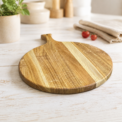 Rundes Pizzabrett aus Massivholz mit Griff – Schneidebrett & Servierbrett, optional mit Gravur