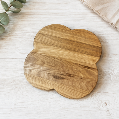 Holzteller, Servierplatte aus Eiche oder Kirschbaum mit getrennten Fächern für Nüsse, Obst, Käse, Datteln und Snacks.
