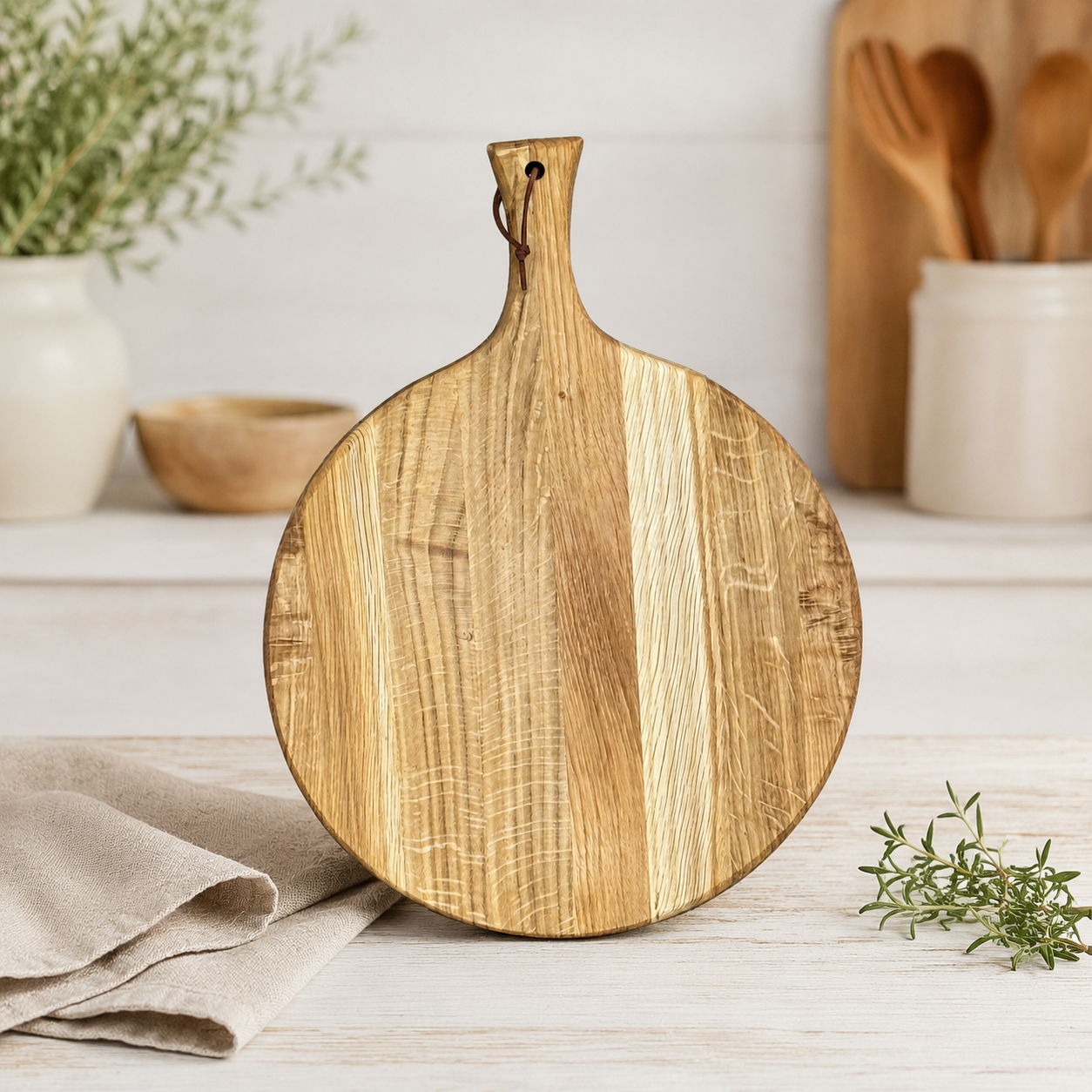 Rundes Pizzabrett aus Massivholz mit Griff – Schneidebrett & Servierbrett, optional mit Gravur