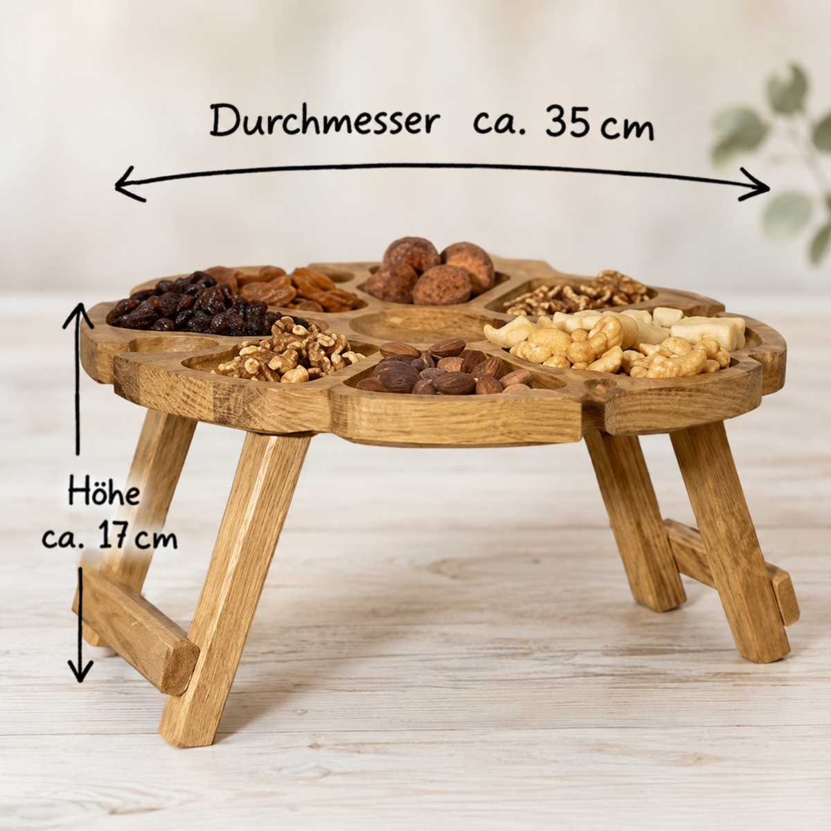 Klappbarer Wein- und Snacktisch aus massivem Eichenholz mit Glashalterungen für zwei oder vier Personen geeignet.