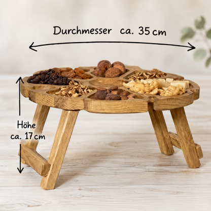 Klappbarer Wein- und Snacktisch aus massivem Eichenholz mit Glashalterungen für zwei oder vier Personen geeignet.