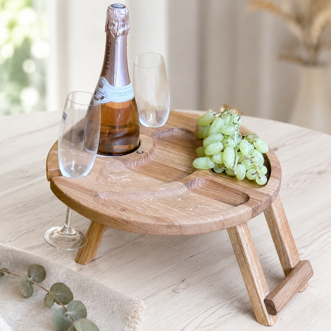 Klappbarer Weintisch aus Holz für 2 Gläser | Picknicktisch mit hängendem Flaschenhalter | Eiche oder Kirsche Ø 35 cm