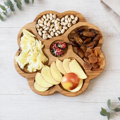 Holzteller, Servierplatte aus Eiche oder Kirschbaum mit getrennten Fächern für Nüsse, Obst, Käse, Datteln und Snacks.