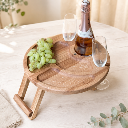 Klappbarer Weintisch aus Holz für 2 Gläser | Picknicktisch mit hängendem Flaschenhalter | Eiche oder Kirsche Ø 35 cm